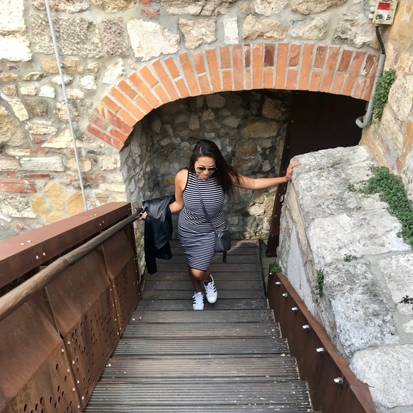 Meet your Posher, Valerie - Picture 2 of 3